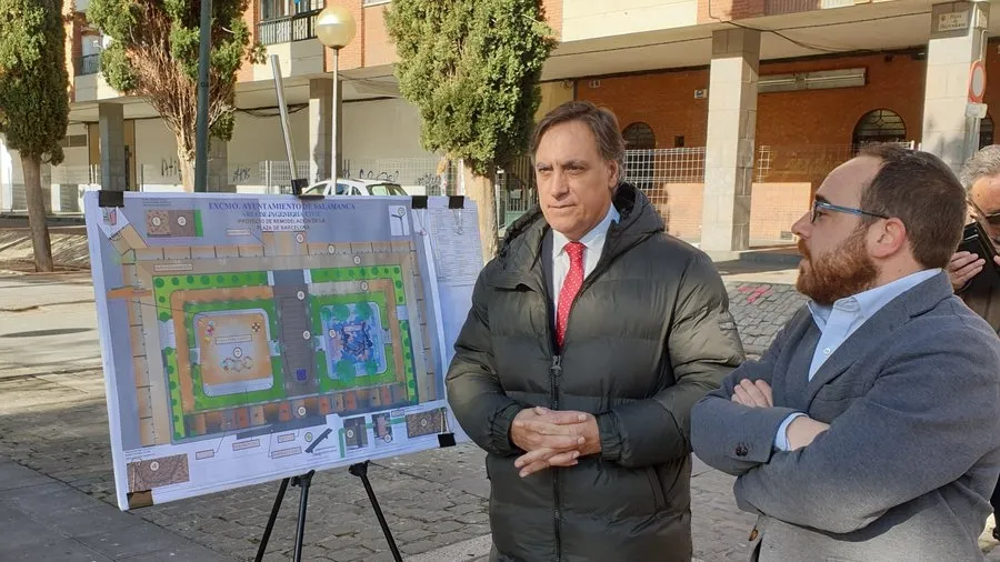 Visita del alcalde, Carlos García Carbayo, a la plaza de Barcelona, con motivo del comienzo de las obras