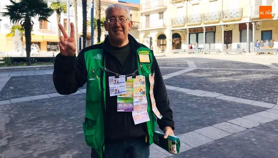 Emilio Cuevas Alfonso, vendedor de la ONCE de Alba de Tormes, que despachó los dos cupones premiados