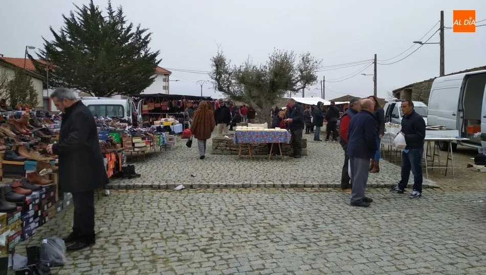 El día primaveral que se vivió en Las Arribes animó la afluencia al mercadillo de Trabanca / VÍCTOR PACHO