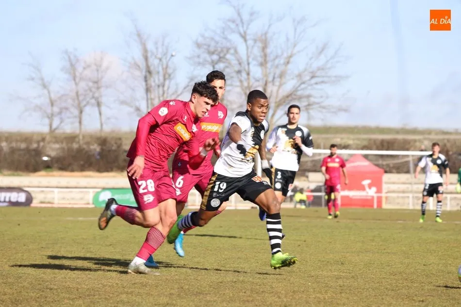 Matthieu persigue un balón en el último duelo en casa