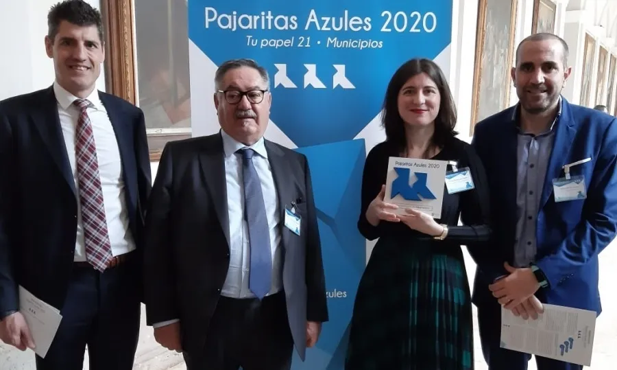 La concejala de Medio Ambiente, Parques y Jardines, Miryam Rodríguez, en el centro, tras recoger este galardón en Valladolid