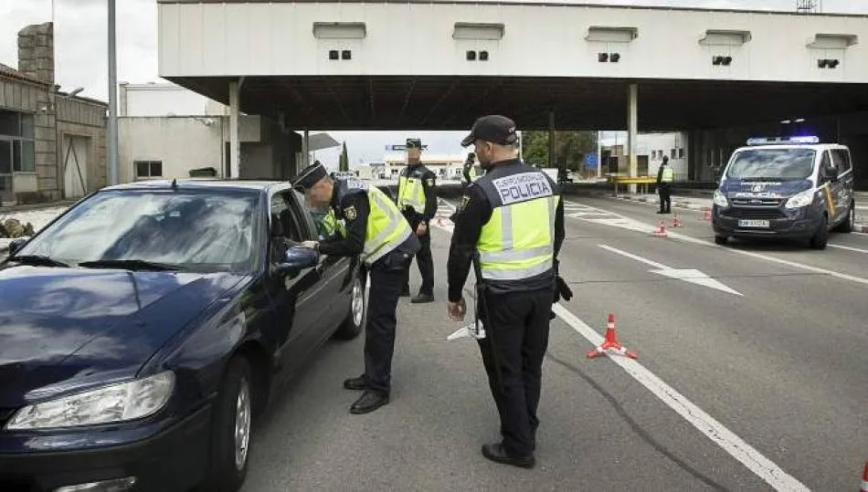 Agentes españoles y portugueses en un control anterior en Fuentes de Oñoro. Foto de archivo