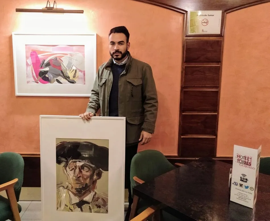 Adrián Seco en la inauguración de la muestra en el Hotel Torres