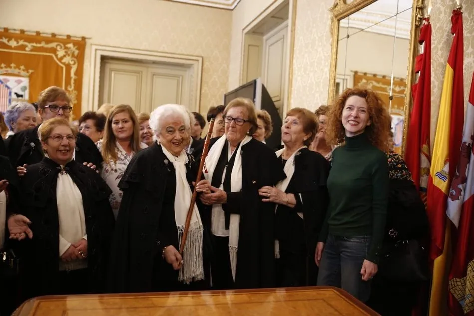 Entrega simbólica del bastón de mando a las mujeres en el Ayuntamiento de Salamanca