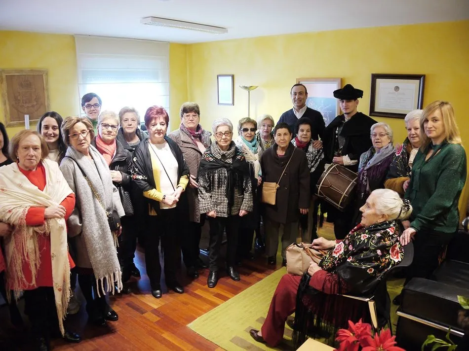 Ambiente festivo en el Ayuntamiento de Carbajosa para recibir a las águedas