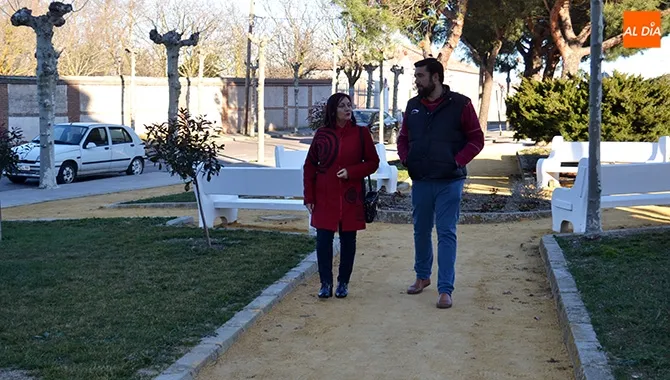 La alcaldesa Carmen Ávila y el concejal de obras, Antonio Poveda, presentaban la nueva imagen del parque