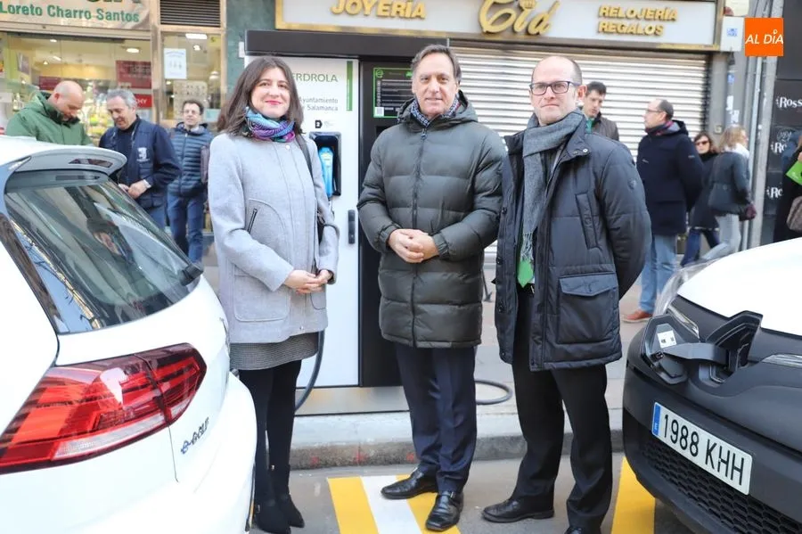 El alcalde de Salamanca, Carlos García Carbayo, y el delegado institucional de Iberdrola en Castilla y León, Miguel Calvo, en el nuevo punto de recarga rápida, en el paseo de la Estación. Foto de Lydia González