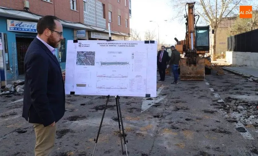 El concejal de Fomento, Daniel Llanos, visita el inicio de las obras de reforma de la calle La Alberca. Foto de Lydia González