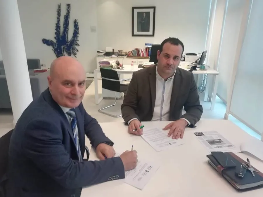 El alcalde de Santa Marta, David Mingo en la firma del convenio.