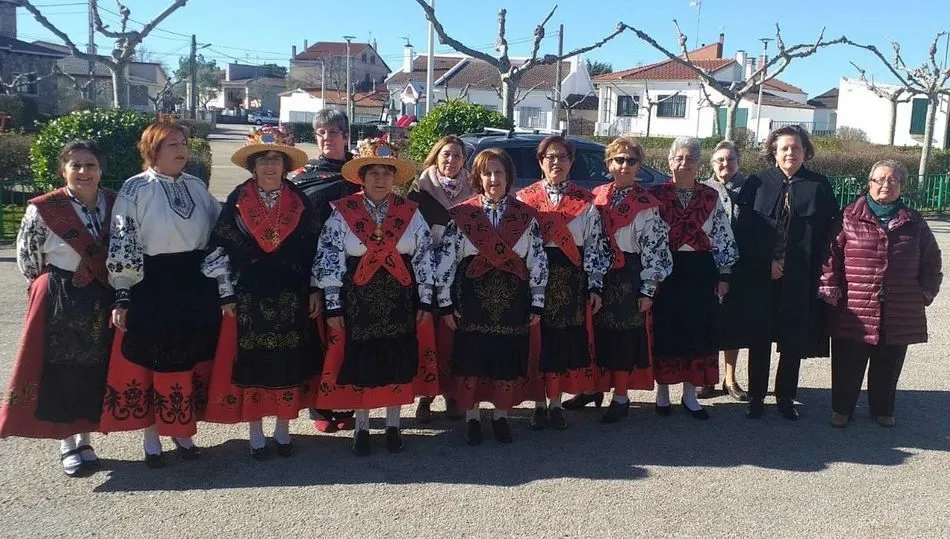 Las mujeres de Pelarrodriguez pasean en procesión a la Santa y dan cuenta de una chocolatada  