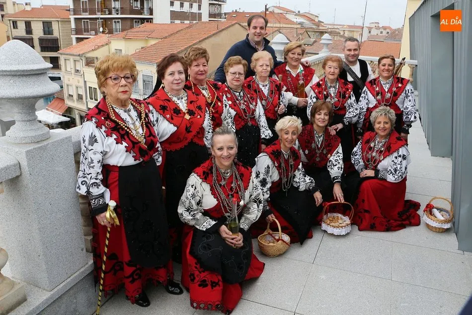 Las águedas de Guijuelo posan con el alcalde, Roberto Martín, en el Ayuntamiento tras la entrega del bastón de mando