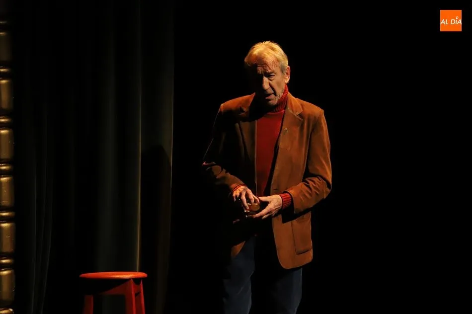 José Sacristán en plena actuación en el Liceo de Salamanca. Fotos: Lydia González
