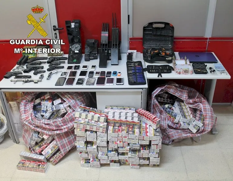 Objetos incautados en el registro realizado por la Guardia Civil / Guardia Civil