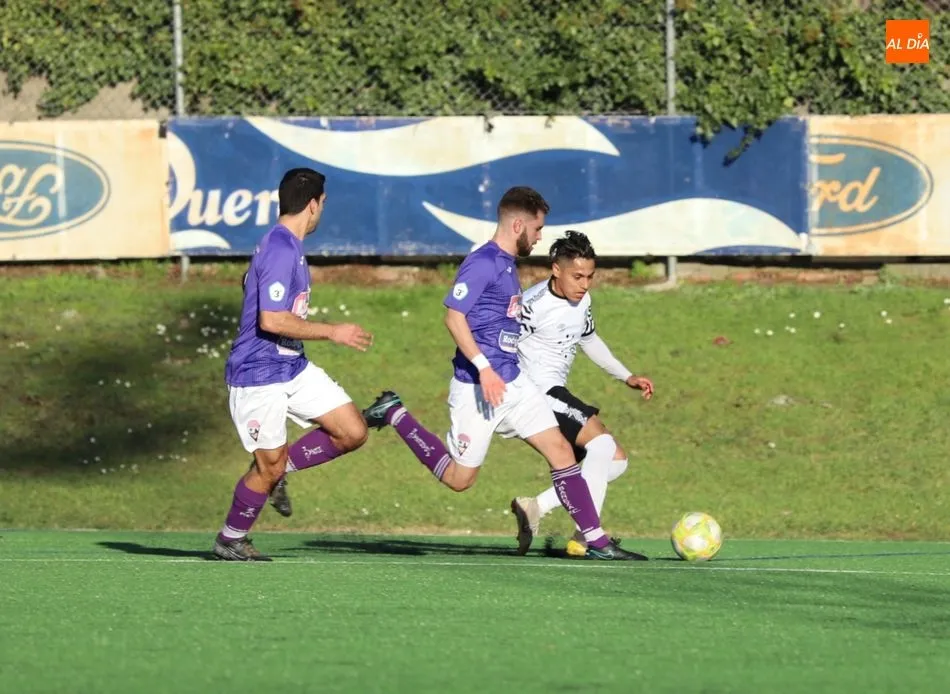 Carmona trata de irse de dos rivales / Lydia González