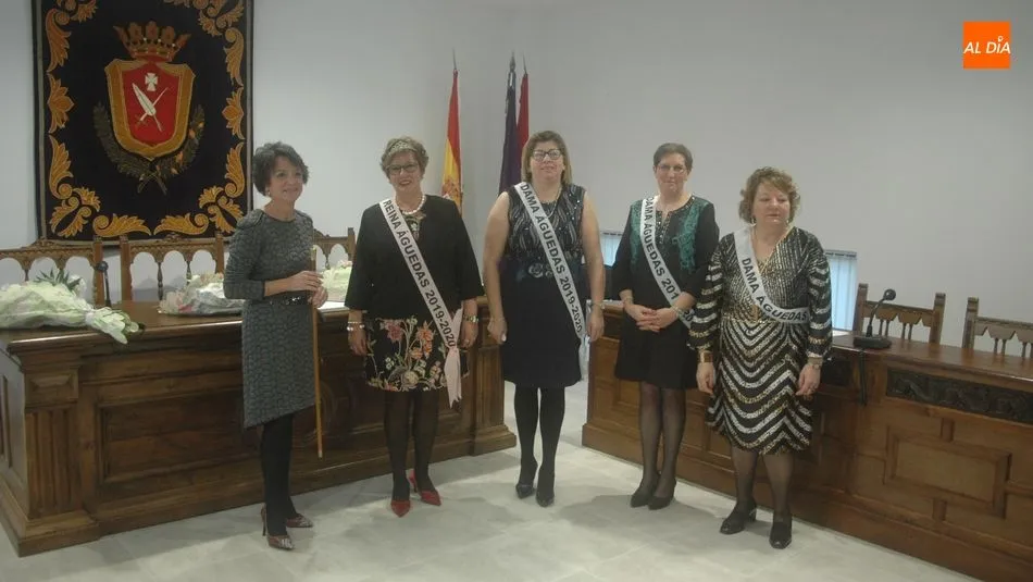 Luisa de Paz (i.) hacia entrega del bastón de mando a las águedas