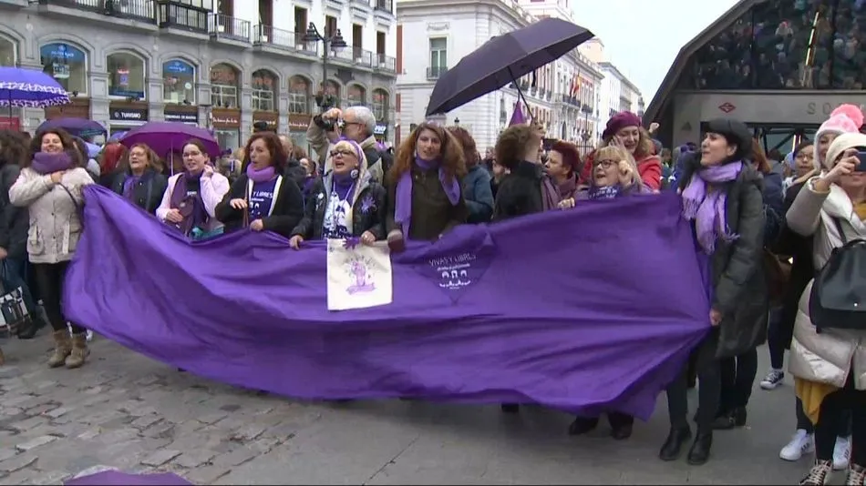Unas 7.000 mujeres protagonizan una cadena feminista en Madrid para reclamar que el 8M se extienda