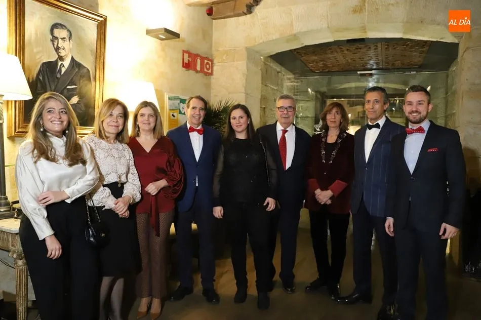 La directiva del Colegio Oficial de Odontólogos y Estomatólogos de Salamanca con la concejal María José Fresnadillo. Fotos: Lydia González