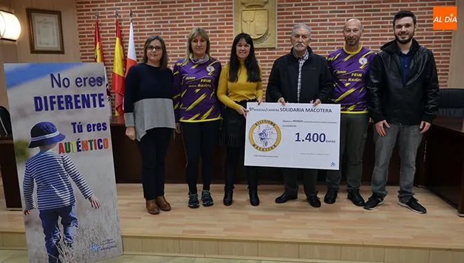 El Club Atletismo Macotera y el Ayuntamiento entregaban el cheque la asociación Ariadna con la recaudación de su última Marcha Solidaria