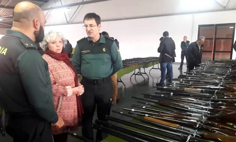 Visita de la subdelegada del Gobierno a la Comandancia, donde se exponen las armas que subastará la Guardia Civil de Salamanca