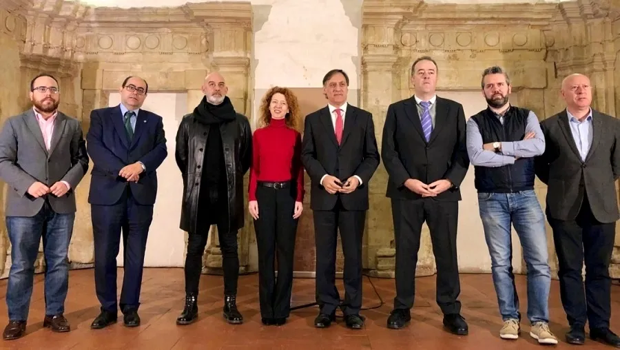 El presidente de Confaes, Juan Manuel Gómez, el secretario provincial de CCOO, Emilio Pérez, y el secretario de política sindical, industrial y de empleo de UGT, Raúl Santa Eufemia, junto al alcalde, Carlos García Carbayo, y otros concejales
