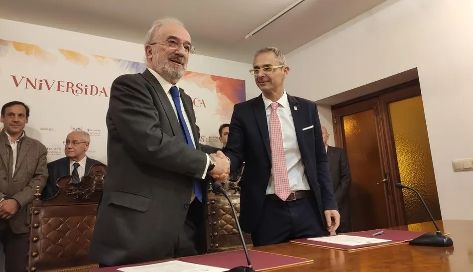 El rector Ricardo Rivero y el director de la RAE, Santiago Muñoz, tras firmar el convenio de colaboración