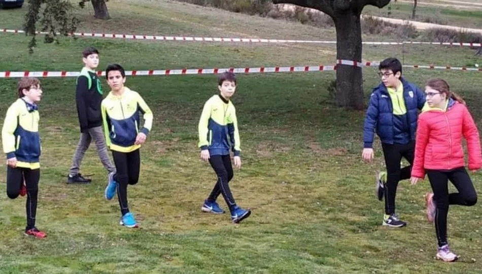 Algunos de los atletas del CD Los Leones en Zarapicos ayer domingo