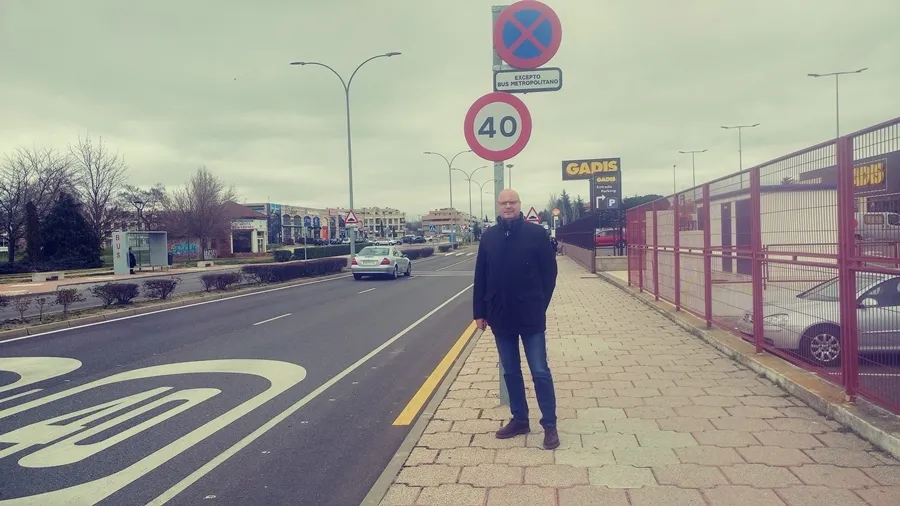 El concejal de Transporte, Jesús Hernández, en la nueva parada.