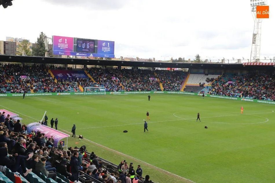 aspecto del Helmántico con 9.000 personas entre el público durante la final de la Supercopa