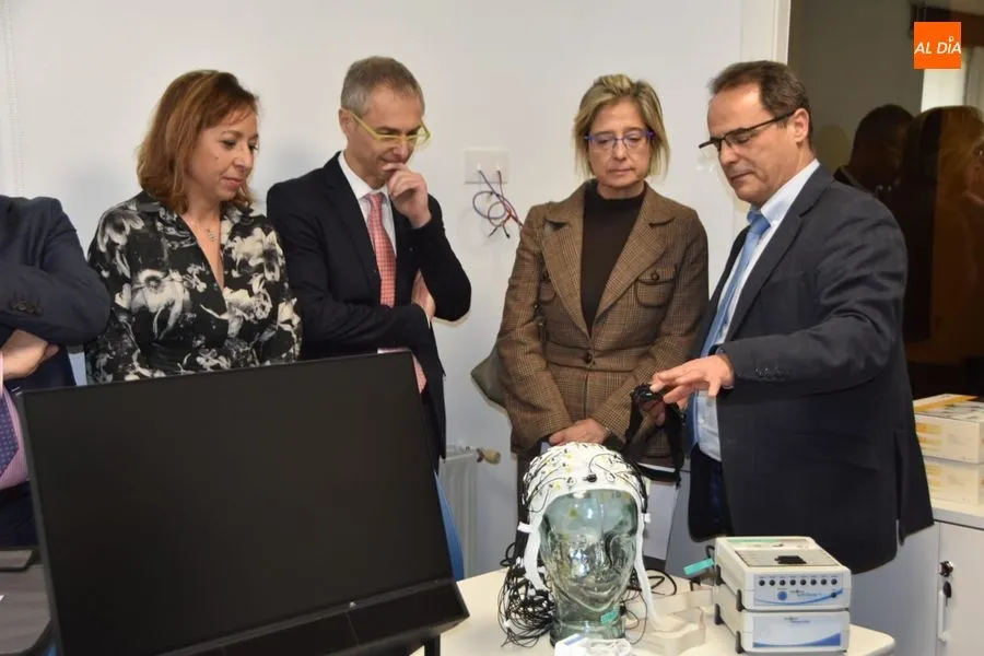 Ricardo Canal, coordinador del desarrollo y ejecución del equipamiento de la nueva infraestructura tecnológica en la USAL, explicando el funcionamiento del nuevo laboratorio. Foto de Paula Zorita