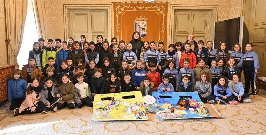 La concejala de Medio Ambiente, Parques y Jardines del Ayuntamiento de Salamanca, Miryam Rodríguez, junto a los alumnos de Salesianos María Auxiliadora en el Ayuntamiento