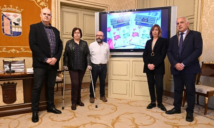La concejala de Salud Pública en el Consistorio, María José Fresnadillo, el Diputado de Deportes de la Diputación Provincial, Jesús María Ortiz, y la presidenta de la Asociación Párkinson Salamanca, Teresa Martín, en la presentación de esta iniciativa