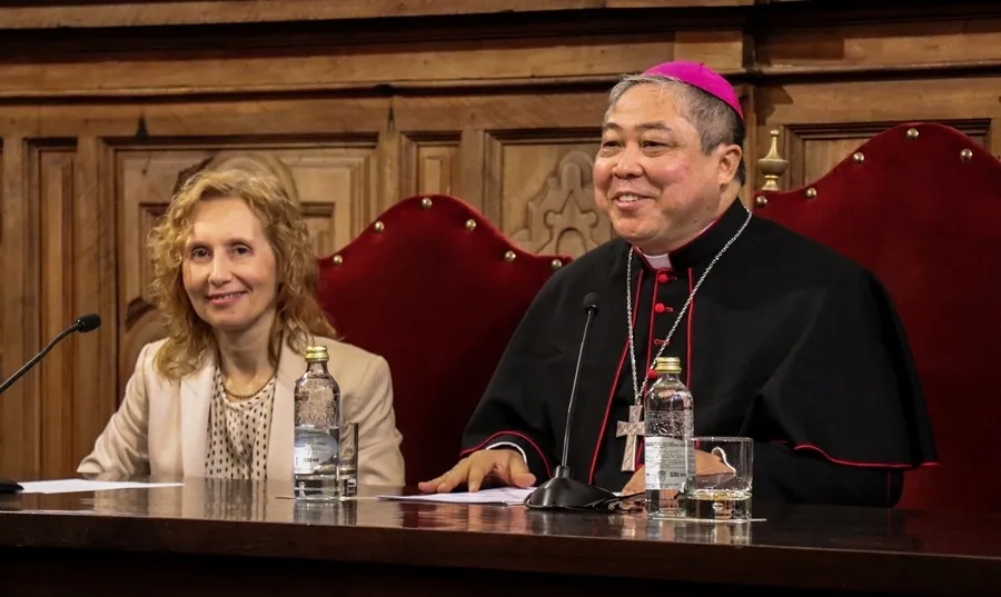 El nuncio apostólico en España, monseñor Bernardito Cleopas Auza, junto a la rectora de la UPSA, Mirian Cortés