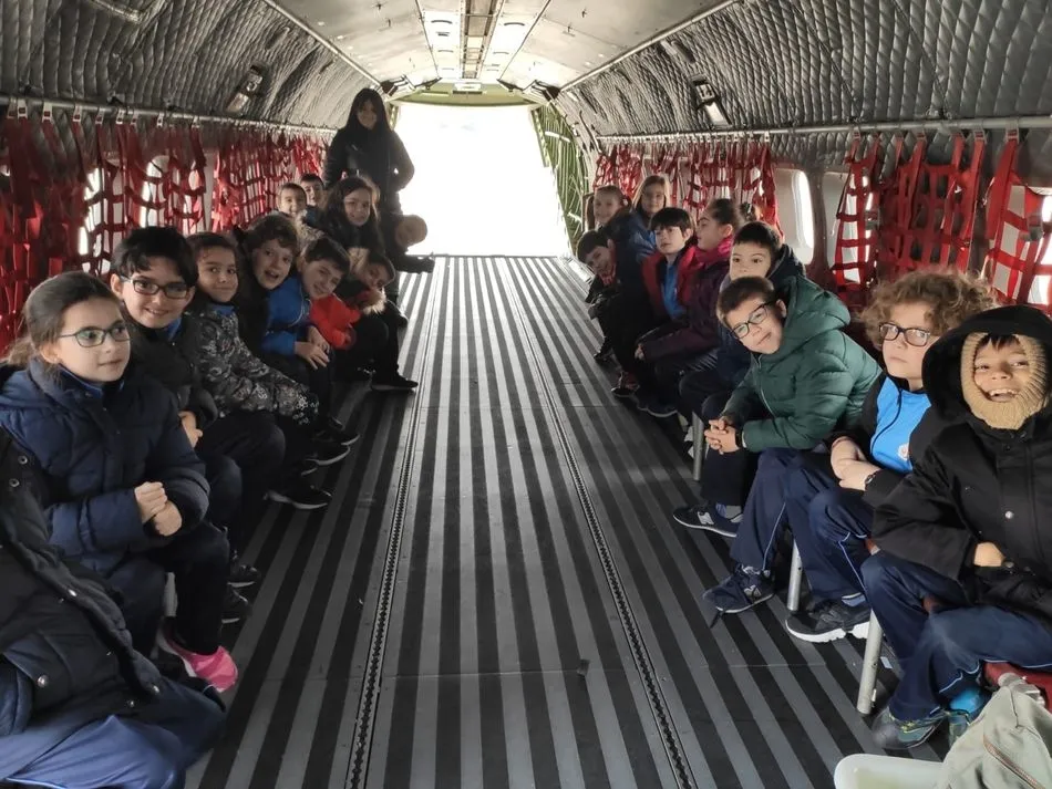 Los pequeños, dentro de una de las aeronaves