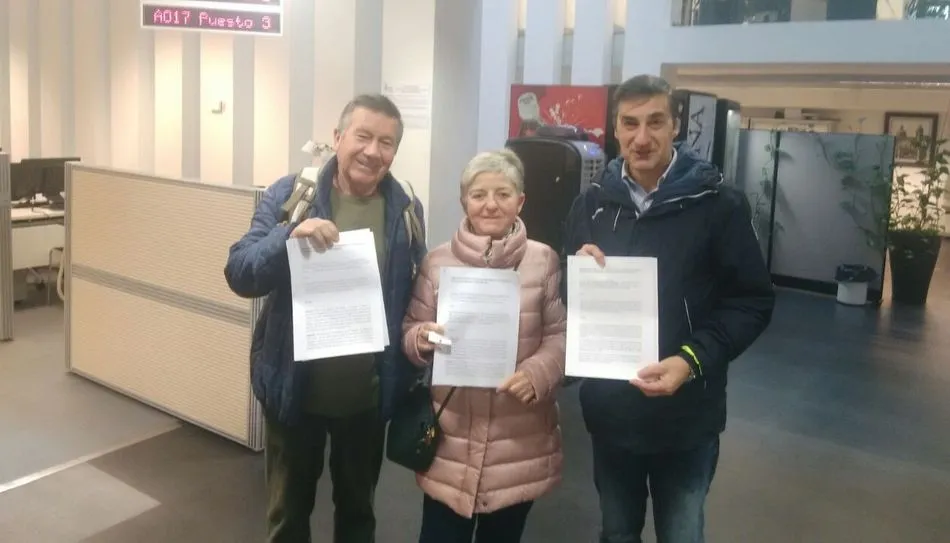 Los concejales de Podemos después de registrar sus alegaciones