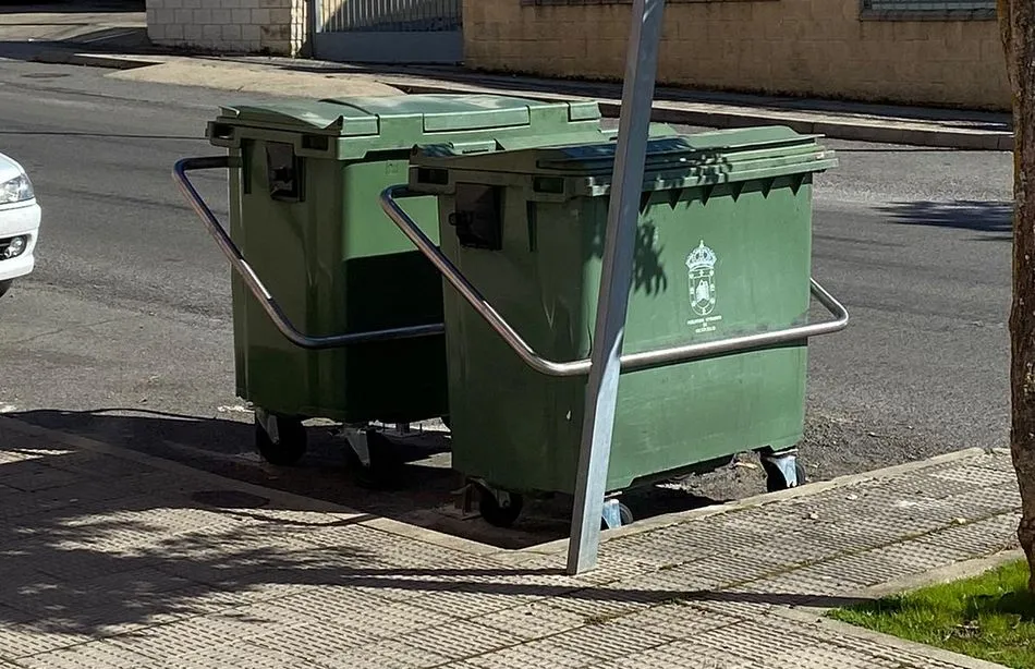 El Ayuntamiento de Guijuelo mejora la seguridad vial fijando los contenedores en el polígono sur