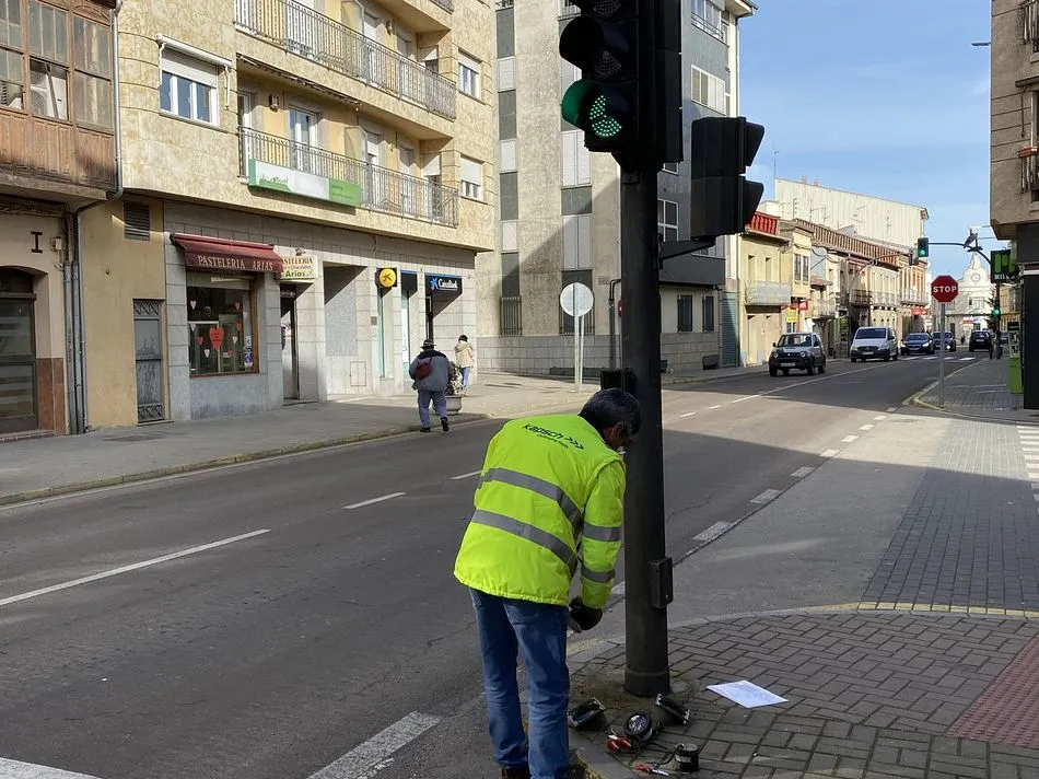 Un técnico sustituye las luces led de un semáforo en Guijuelo