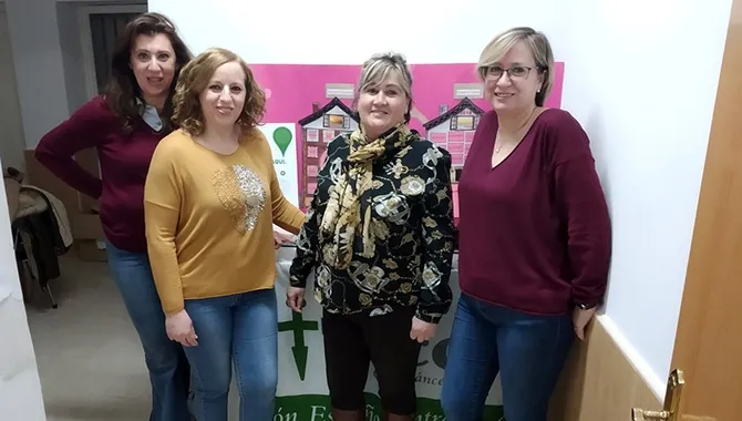 Las aguederas entregaban la recaudación de su chocolatada benéfica a las responsables de la AECC en la ciudad