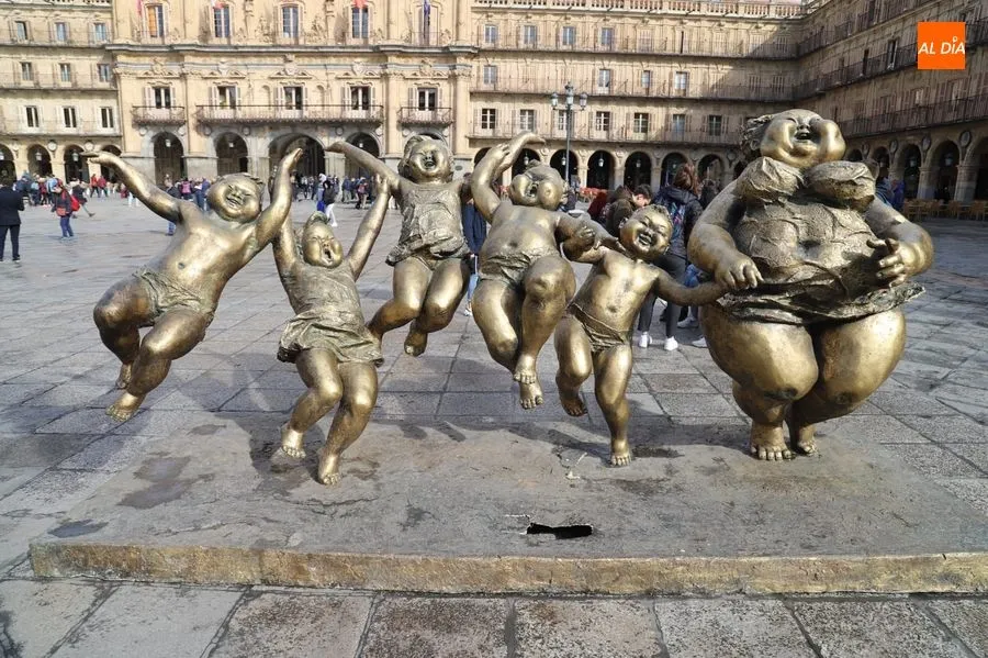 Estado de la escultura de la Plaza Mayor con un agujero en su base