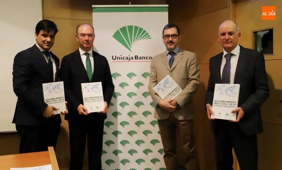Manuel Rubio, Director Territorial  de  Unicaja  Banco  en  Salamanca; José Manuel Alba, Director  de  Banca  de  Empresas  de  Unicaja  Banco; José Ignacio Sánchez,  Consejero  de  Analistas  Económicos  de Andalucía; y José Antonio Muñoz,  Coordinador