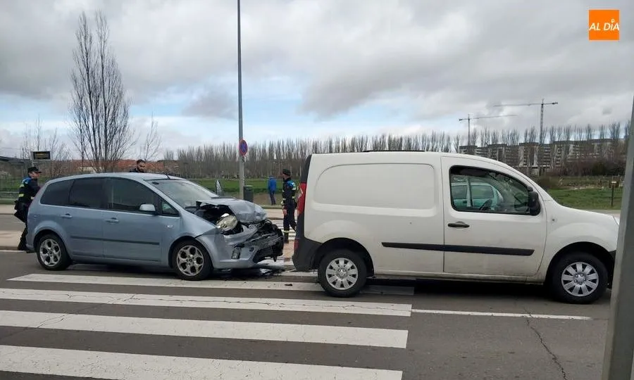 Estado de los dos vehículos tras la colisión en la avenida Ignacio Ellacuría. Foto de Lydia González