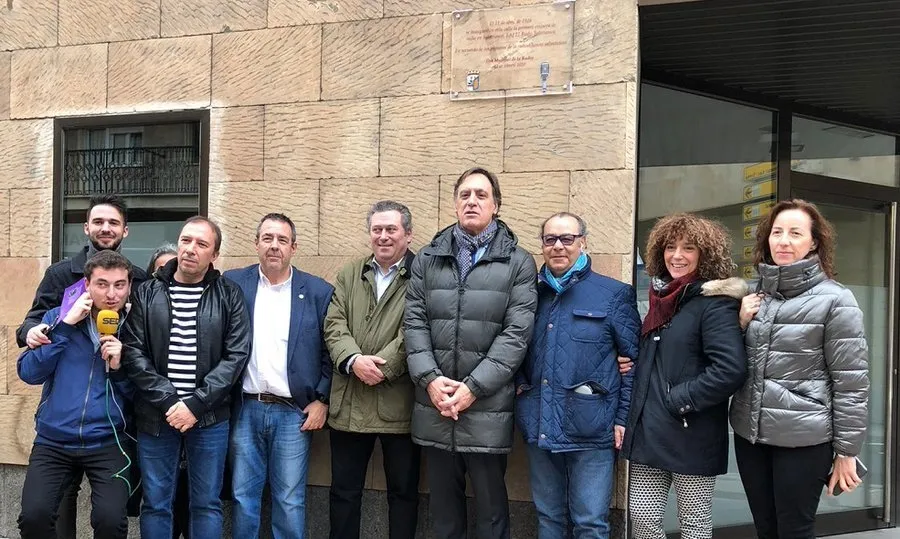 El alcalde de Salamanca, Carlos García Carbayo, junto a periodistas de los medios radiofónicos de la ciudad