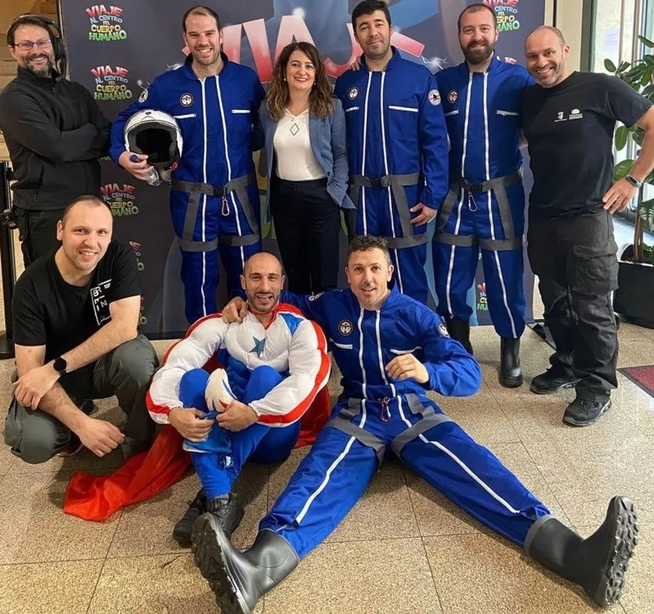 Los componenetes de Spasmo Teatro junto a la concejala María Victoria Bermejo