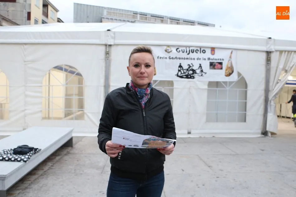 Sandra Méndez, concejala de Turismo y Ferias, frente a la carpa municipal en la Plaza Mayor de Guijuelo