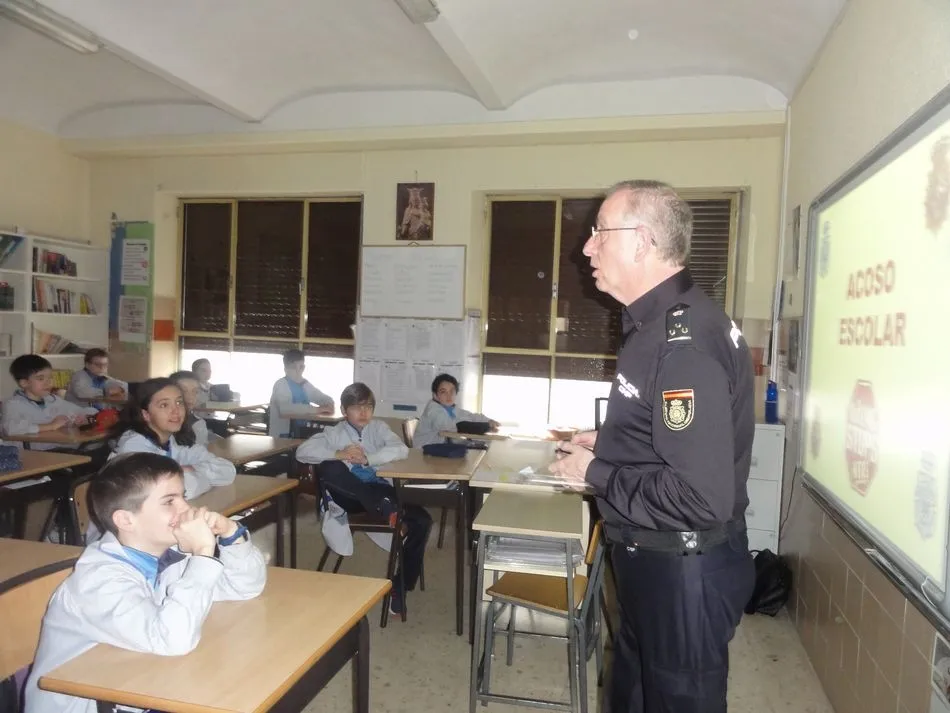 El agente respondió a todas las dudas de los pequeños