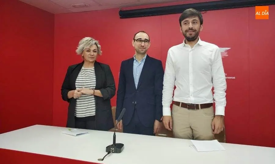 Los parlamentarios nacionales en el Congreso y el Senado por el PSOE de Salamanca, David Serrada, Elena Diego y Fran Díaz, en la sede socialista. Foto de Lydia González