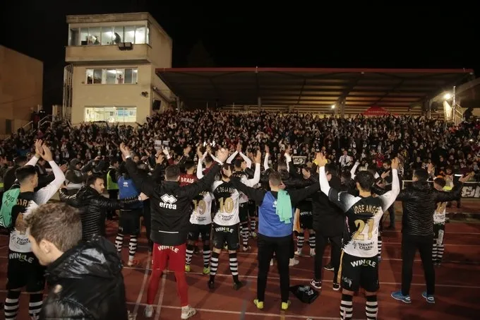 Afición y plantilla, al término de un choque