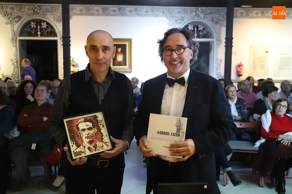 El pintor Florencio Maíllo y el cantautor, Gabriel Calvo, en la presentación de Folklorquiando