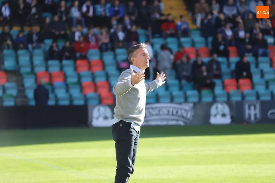 Larrazábal da instrucciones a sus futbolistas