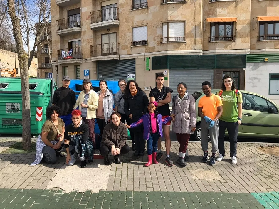 Imagen de la cuadrilla que hoy ha limpiado parte de la orilla del Tormes