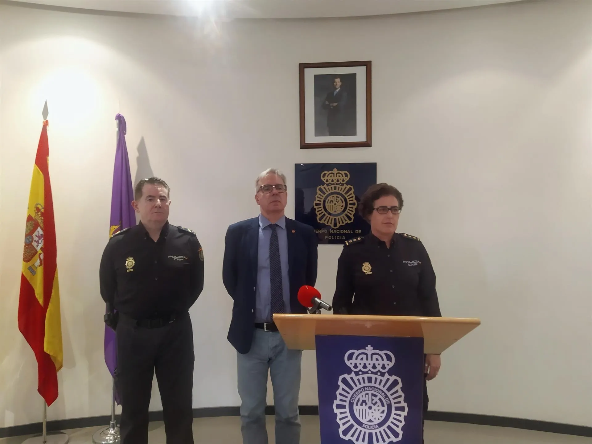 La comisaria de Palencia, Monserrat Marín, acompañada del subdelegado del Gobierno, Ángel Miguel Gutiérrez (centro) informa sobre un caso de presunto aborto